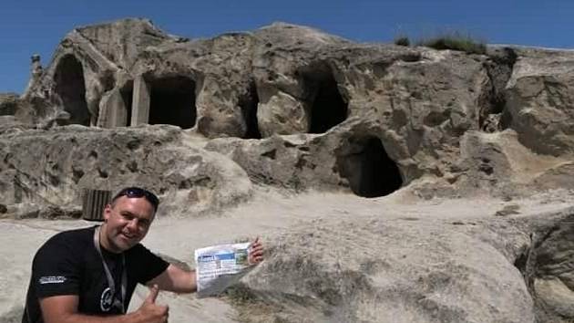Pozdrav čtenářům Valašského deníku tentokrát cestovatelé Radek Rebroš a Hynek Přidal poslali z Gruzie. Od skalní jeskyně v Uplistsikhe, nedaleko města Achkhoti, která je jedním z nejstarších osídlení na Kavkazu.