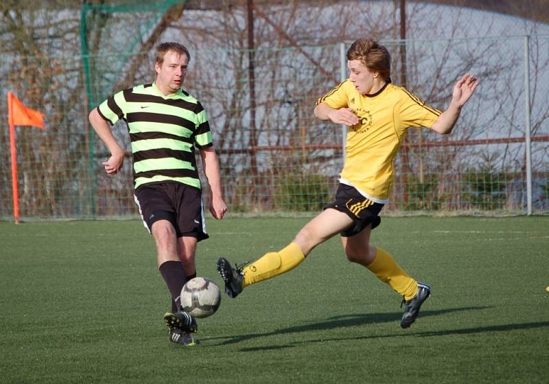 Fotbalisté Kelče B (pruhovaní Sršni) prohráli s VKK B 1:3. 