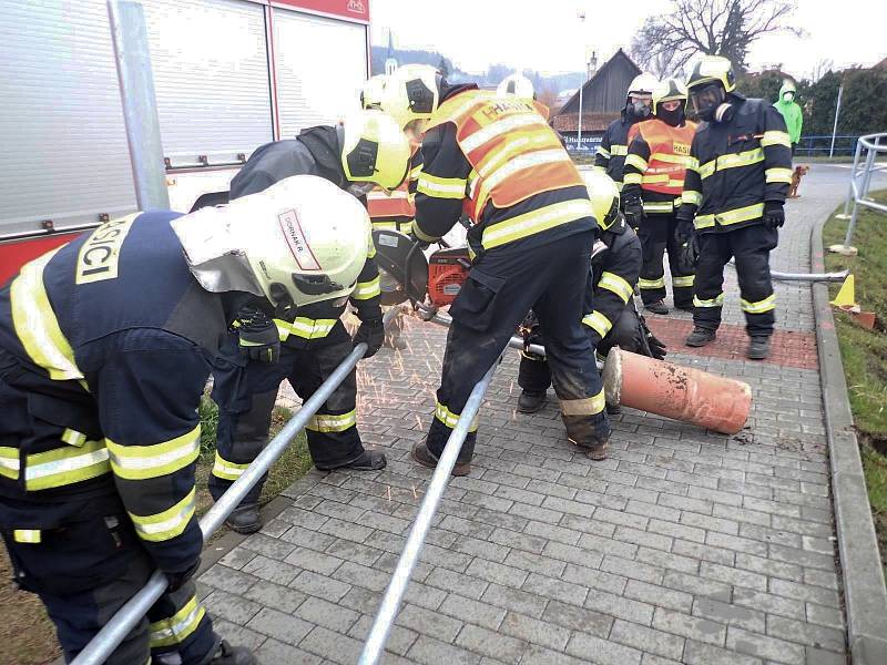 Řidič osobního vozu nezvládl v sobotu 21. března 2020 průjezd okružní křižovatkou v Hovězí na Horním Vsacku a havaroval do zahrady blízkého rodinného domu.