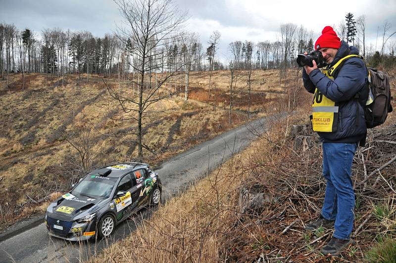 Nedělní 2. etapa 40. ročníku Valašské Rally přinesla mnoho dramatických soubojů, ze kterých nakonec vyšel vítězně Václav Pech. Druhý dojel Filip Mareš a třetí úřadující mistr Jan Kopecký.