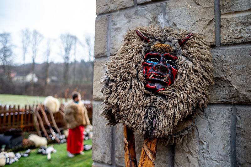 Muži v maskách čertů procházejí při oslavě svátku sv. Mikuláše, 4. prosince 2021 Valašskou Polankou na Vsetínsku.