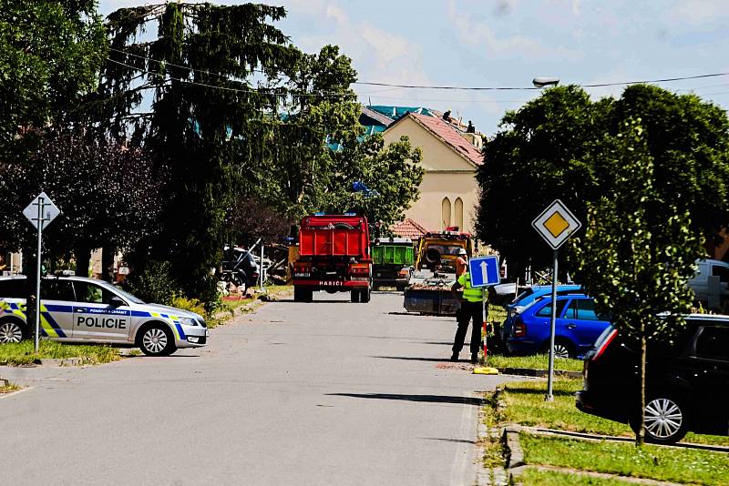 Odklízení škod po živelné pohromě v Hruškách.