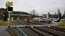 U železničního přejezdu v Hranické ulici ve Valašském Meziříčí, v jehož blízkosti srazil ve čtvrtek 18. listopadu 2021 vlak dva nezletilé chlapce, vzniklo pietní místo.