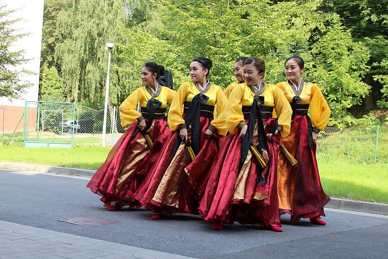 49. Liptálské slavnosti. Tanečníci z čínského souboru Regina Dance Group