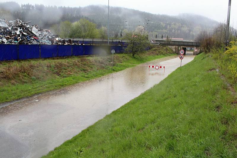 Vytrvalý déšť způsobil v pátek 28. dubna 2017 ráno zaplavení „myší díry“ na Jiráskově ulici směrem k Poschlé. Komunikace byla uzavřena v obou směrech přenosným dopravním značením.