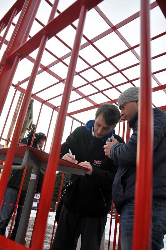 Sdružení Repelent21 protestující proti účasti zástupců KSČM v zastupitelstvu Zlínského kraje uspořádalo ve čtvrtek 7. února 2013 demonstraci před Domem kultury ve Vsetíně