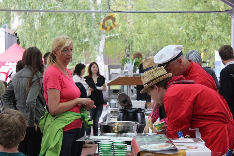 Tradiční Zašovské slavnosti spojené s gastrofestivalem Lovefood se konaly v sobotu na prostranství před Kulturním domem v Zašové. Zajímavý kulinářský a kulturní program nalákal stovky lidí.