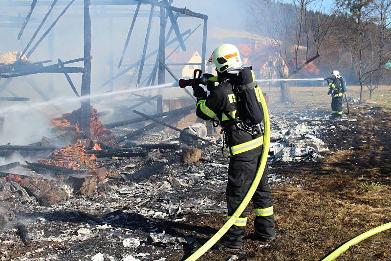 V pondělí 27. února dopoledne likvidovali hasiči požár stodoly a přilehlého domu v Hošťálkové u Vsetína.