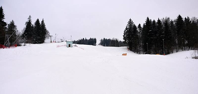 V sezoně 2020/2021 se ve Skiareálu Karolinka lyžovalo pouhých osm dní. Vládní opatření proti covidu donutily provozovatele areál zavřít.
