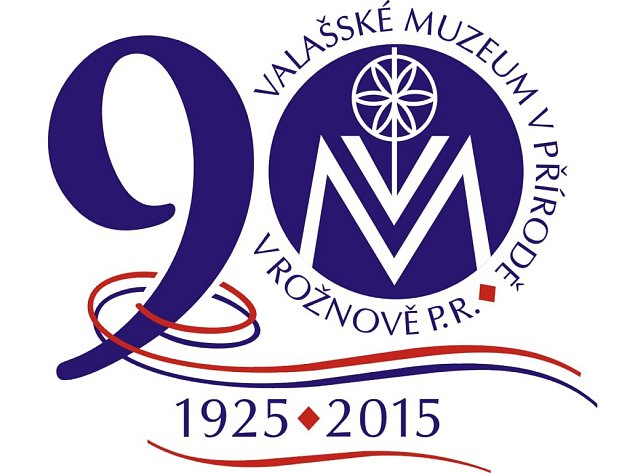 Logo 90 let Valašského muzea v přírodě v Rožnově pod Radhoštěm.