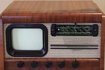 Rádio a televizní přijímač Tesla 4002A, v podniku Tesla Strašnice vyráběný od roku 1954.