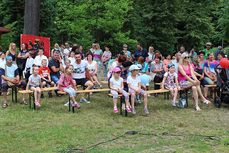 Zábavné odpoledne pro celou rodinu s názvem Divotvorný park připravili pořadatelé na středeční odpoledne v Městském parku Rožnov pod Radhoštěm. V seriálu oslav 750. výročí města si zejména děti užily sportovní hry, soutěže, zábavu v tvořivých dílnách, ple