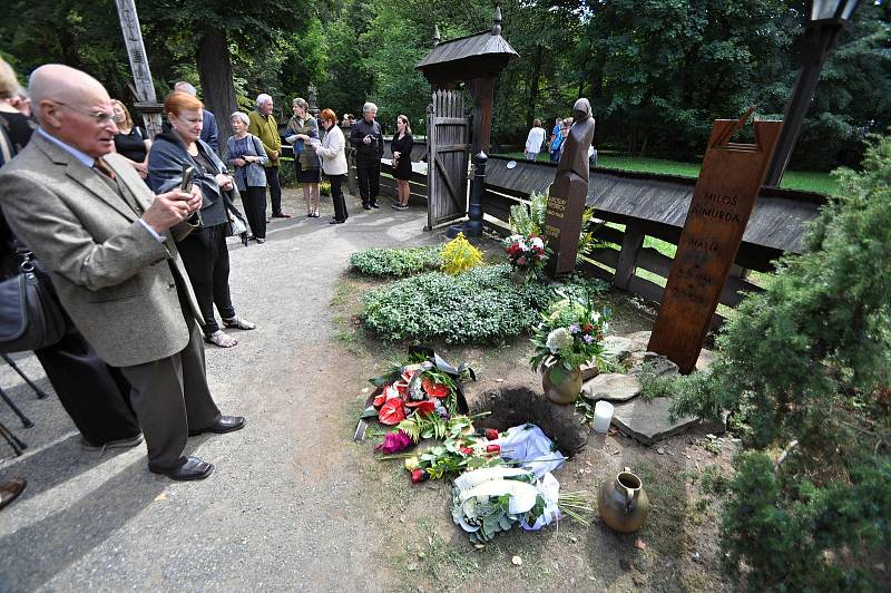 Pietní setkání spojené s uložením ostatků akademického malíře Miloše Šimurdy na Valašském slavíně ve skanzenu v Rožnově pod Radhoštěm; pátek 2. září 2022