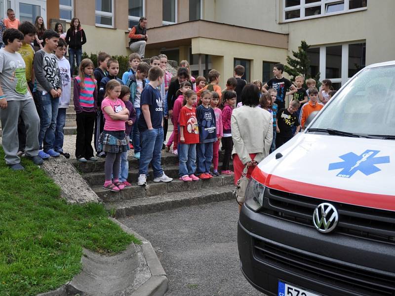 Dopravní zdravotnická služba Vsetínské nemocnice, a. s. pořídila novou moderní stanitku za jeden milion korun. Děti ze Základní školy v Jablůnce jí vybraly jméno Sanitka Anitka.