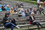 Lidé sledují program v amfiteátru v parku ve Valašském Meziříčí na prvním ročníku Envirofestu Bečva; neděle 19. září 2021