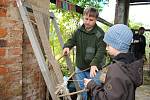 Farmářský den ve Valašském ekocentru patřil starým řemeslům. Příchozí si vyzkoušeli mlácení i mletí obilí, tkaní, praní na valše a další činnosti; Valašské Meziříčí, neděle 24. září 2017