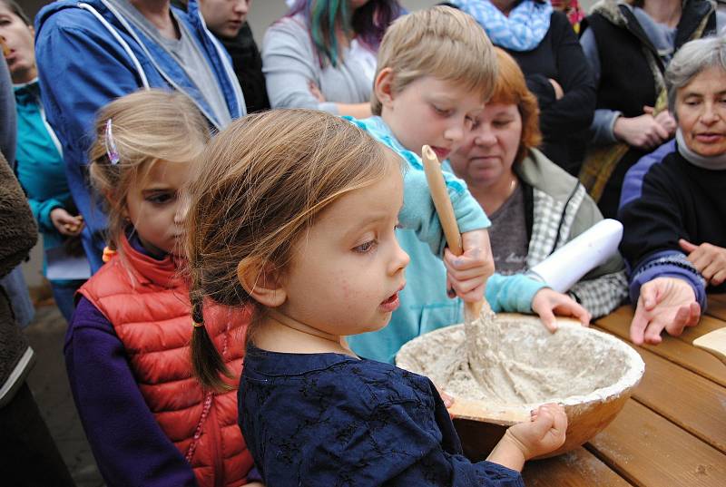 Farmářský den ve Valašském ekocentru patřil starým řemeslům. Příchozí si vyzkoušeli mlácení i mletí obilí, tkaní, praní na valše a další činnosti; Valašské Meziříčí, neděle 24. září 2017