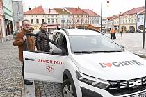 Ve Valašském Meziříčí zavedli počátkem roku 2024 novou službu - senior taxi. Připojili se tak k dalším městům a obcím v regionu, např. Vsetínu, Rožnovu, Zubří či Zašové.
