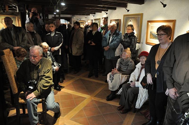 Výtvarnice Jana Dočkalová-Kobzáňová, která v polovině března 2016 oslaví 70. narozeniny, vystavuje od soboty 5. března své tradiční sklomalby ve Valašském ateliéru U Hofmanů na Soláni ve Velkých Karlovicích.