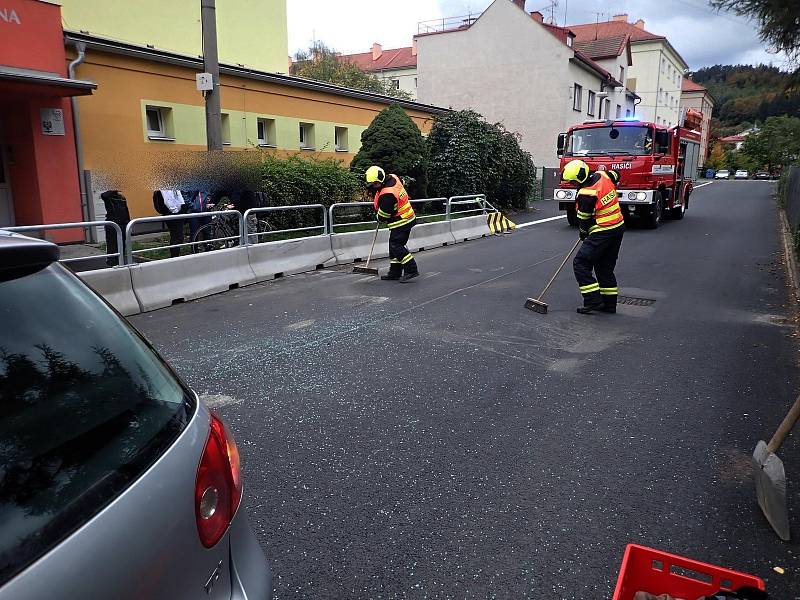 Záchranáři zasahovali v neděli 2. října odpoledne u nehody osobního vozu ve vsetínské Dělnické ulici.