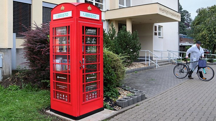 V sousedství vsetínského Masarykova gymnázia přibyla nová knihobudka pro veřejnost. Je kopií tradičních anglických telefonních budek; 15. září 2022