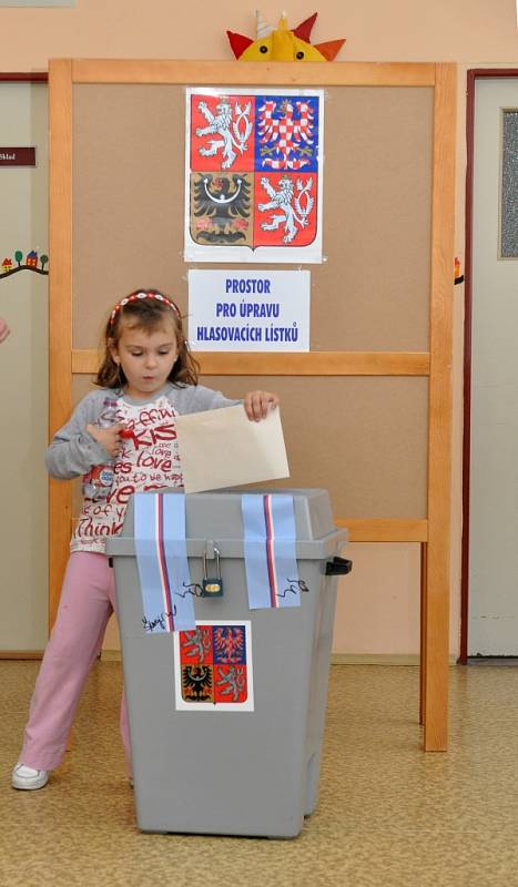 Volby do Poslanecké sněmovny Parlamentu České republiky ve volební místnosti č. 25 v Mateřské škole na Dolní Jasence ve Vsetíně, pátek 25. října 2013
