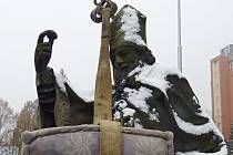 Stěhování sochy svatého Libora ve Valašském Meziříčí