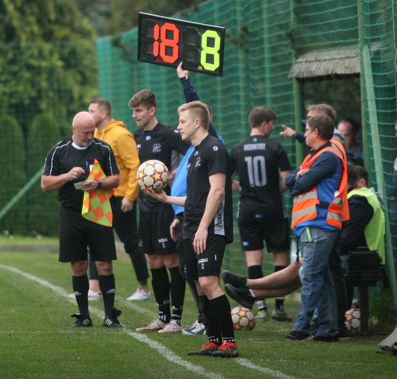 Fotbalisté Vigantic (v černém) se rozloučili s podzimní části I. A třídy skupiny A v derby s Rožnovem pod Radhoštěm přesvědčivou výhrou 5:0. Lví podíl na ni měli největší hvězdy Vigantic Milan Baroš a René Bolf, kteří dali po jedné brance, domácí útočník 