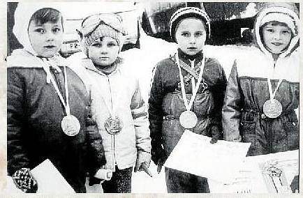 ZÁVODNÍCI. Vítězové tradičních závodů na saních leden 1981. Zleva: Pavel Sušeň, Stanislav Valůšek, Leoš Dřevojánek a Kristýna Machalová.