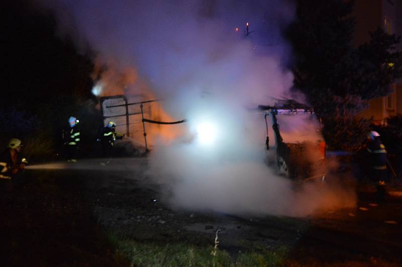 Požár nákladního automobilu na sídlišti ve Velkých Karlovicích hasily čtyři jednotky hasičů