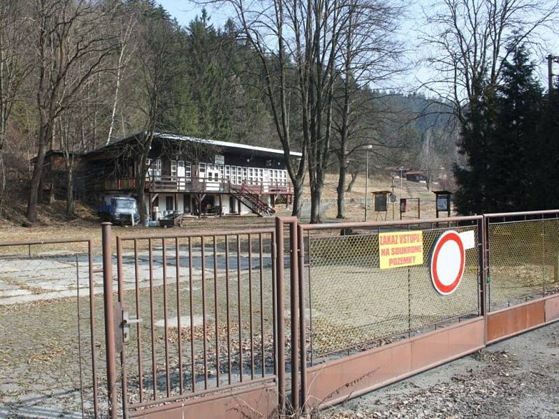 Už osm let je zavřeno oblíbené rekreační centrum v Semetíně. Na areál se tak lidé mohou dívat leda z povzdálí. Díky jednání majitelů z TJ Mez a zástupci Alceda však možná znovu dojde k otevření.