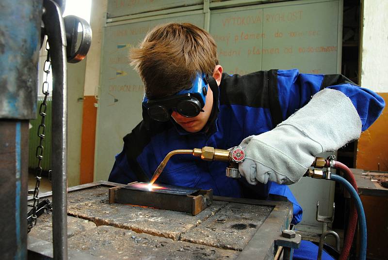 Studentům učebního oboru instalatér z valašskomeziříčské stavební průmyslovky začal letošní svářečský kurz v Integrované střední škole - Centru odborné přípravy s dvouměsíčním zpožděním kvůli koronaviru; 14. května 2020