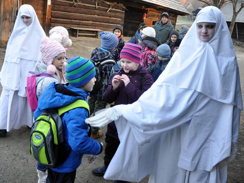 Program Vánoce na dědině ve Valašském muzeu v přírodě v Rožnově pod Radhoštěm zaměřený na tradiční zimní a předvánoční činnosti na Valašsku, Rožnov pod Radhoštěm.