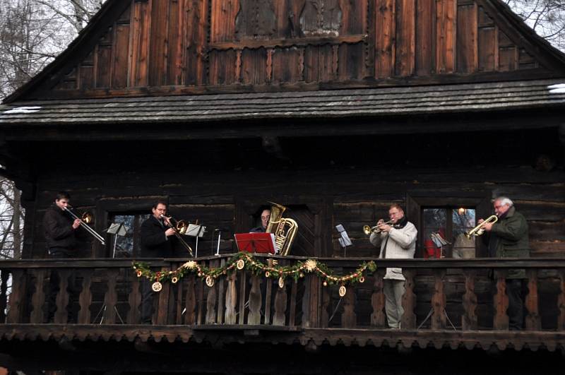 Ve Valašském muzeu v přírodě v Rožnově pod Radhoštěm se v sobotu 14. prosince uskutečnil tradiční Vánoční jarmark. 