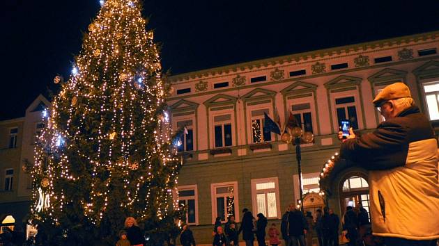 Vánoční strom v Rožnově pod Radhoštěm. Ilustrační foto.