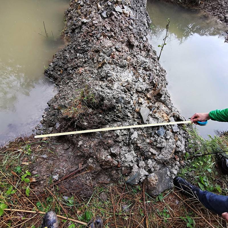 Budování osmadvaceti tůní na nepoužívané přibližovací lince pro stahování dřeva na severním svahu Velkého Javorníku v Beskydech určených pro zadržení vody v krajině.