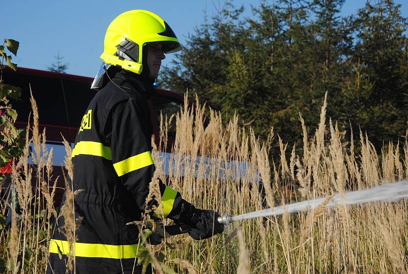 Námětové cvičení dobrovolných hasičů zaměřené na dálkové vedení vody při požáru lesa se uskutečnilo v sobotu 13. října 2018 v Malé Lhotě.