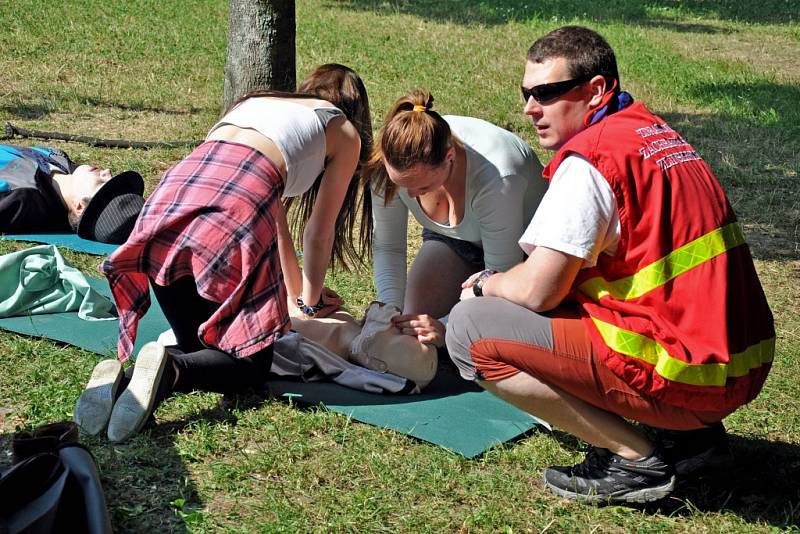 Studentky Střední zdravotnické školy a Masarykova gymnázia ve Vsetíně při školním kole soutěže v poskytování první pomoci; Vsetín, Panská zahrada, čtvrtek 11. června 2015