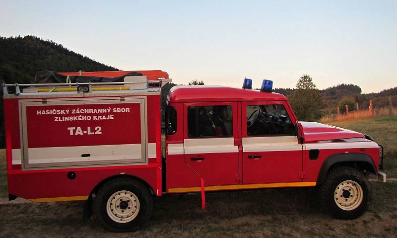 Záchranáři pomáhají muži, který se ve středu 23. srpna 2017 v podvečer zranil při pádu z Pulčínských skal u osady Pulčín u Francovy Lhoty na Valašsku.