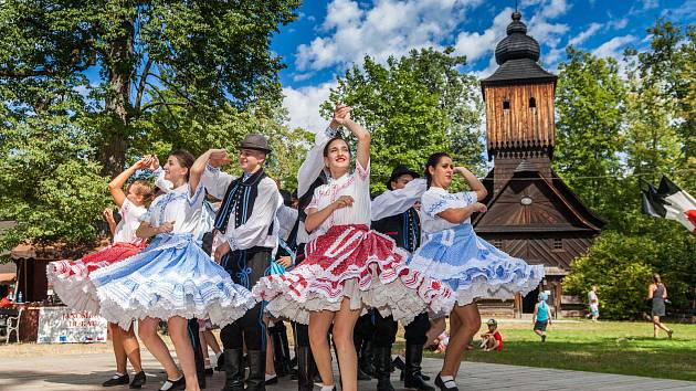 Vystoupení folklorního souboru na festivalu Jánošíkov dukát ve Valašském muzeu v přírodě v Rožnově pod Radhoštěm.