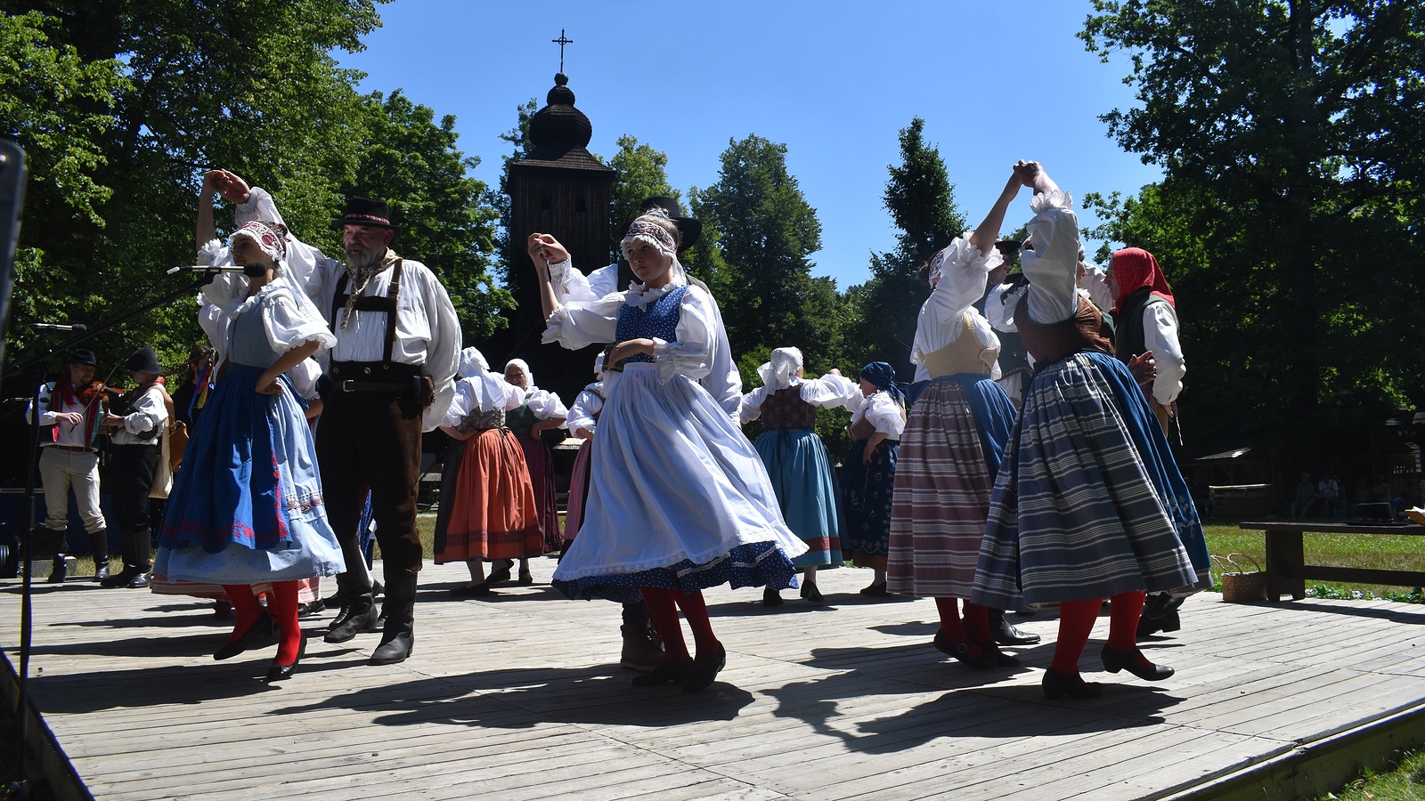 VIDEO: Rožnovské slavnosti nabídly hudbu, tanec a stovky účinkujících -  Valašský deník
