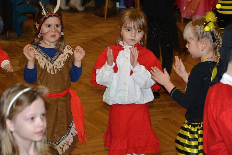 Tradiční dětský karneval pořádala Základní a mateřská škola ve Študlově.