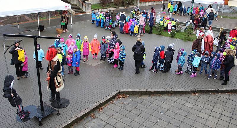 Mikuláši a čerti v tradičních maskách si dali dostaveníčko 3. prosince 2018 v centru Vsetína. Konal se tu Mikulášský den.