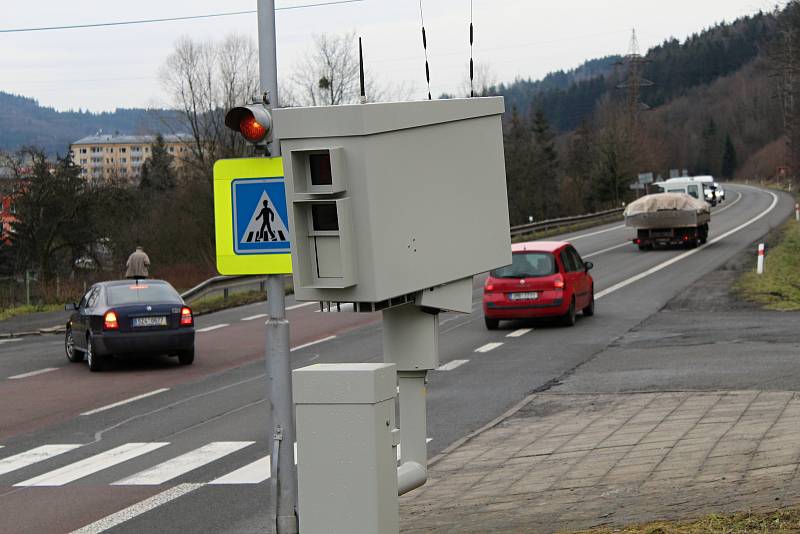 Radar nutí řidiče na křižovatce v Potůčkách zpomalit. Tím přispívá k větší bezpečnosti chodců a také snazšímu výjezdu aut ze sídliště Rybníky.