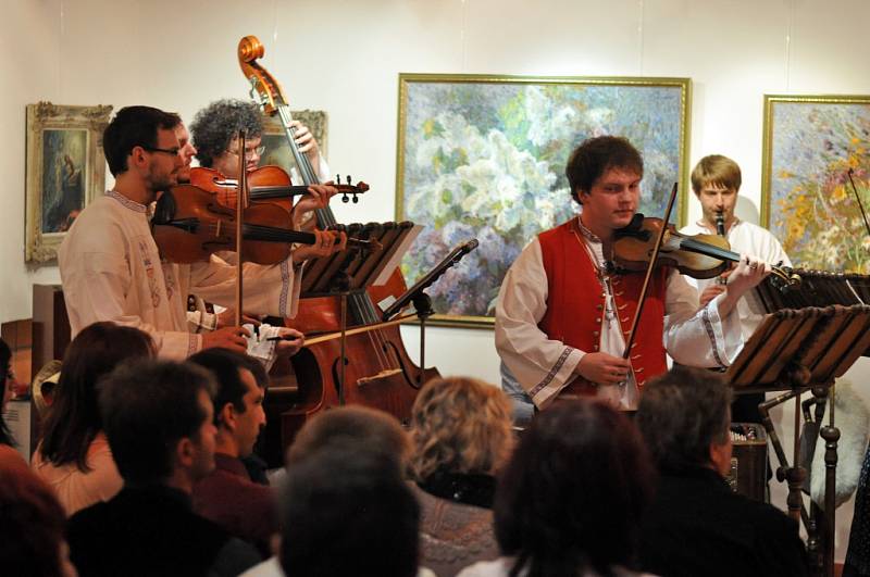 Josefu Lažovi (vlevo) zazpívala v neděli 9. listopadu 2014 v Informačním centru Zvonice na Soláni také Lenka Mrlinová.