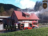 Hasiči zasahují v pondělí 25. března 2024 odpoledne u požáru rodinného domu v Hutisku-Solanci.