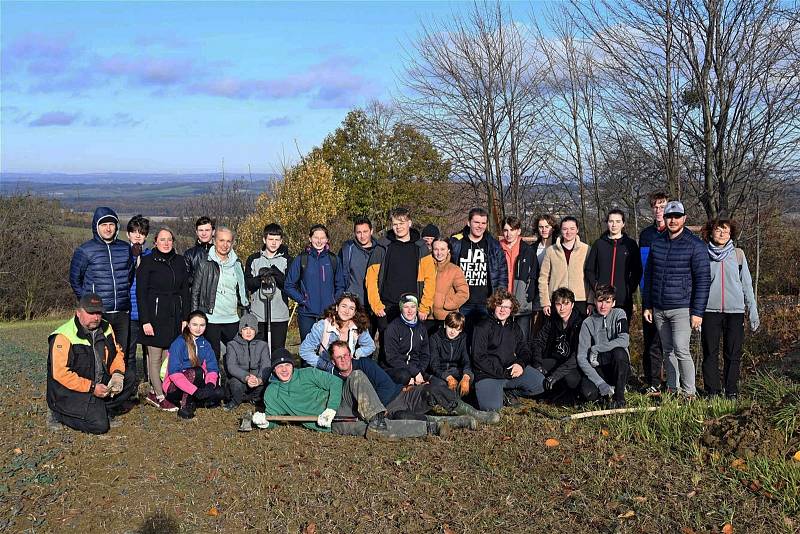 Studenti Gymnázia Františka Palackého z Valašského Meziříčí pomáhají s výsadbou ovocných stromů ve valašskomeziříčské místní části Juřinka.