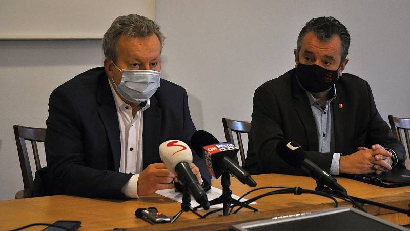 Ministr životního prostředí Richard Brabec (vlevo) a starosta Valašského Meziříčí Robert Stržínek na tiskové konferenci svolané kvůli dalšímu úniku neznámé látky do řeky Bečvy; středa 2. prosince 2020