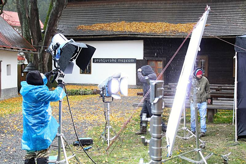 Filmaři natáčí ve Velkých Karlovicích volné pokračování seriálu Doktor Martin. Třináctidílná sada ponese název Strážmistr Topinka a hlavní roli si zahraje Robert Mikluš. V seriálu se nově objeví Jiří Bartoška nebo Jenovéfa Boková.