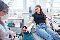 Studenti a studentky vsetínské Střední zdravotnické školy společně darují krev ve Vsetínské nemocnici; duben 2022